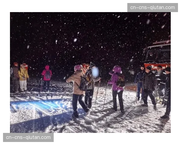 极端天气：顿涅茨克矿工主场大雪，工作人员紧急清理场地边线