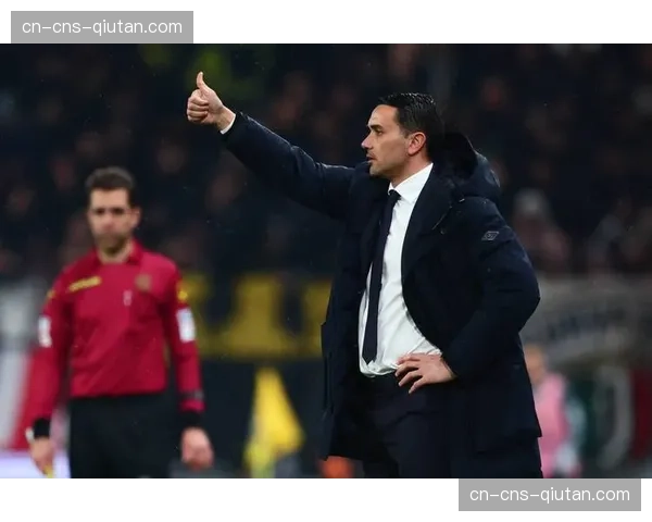 瞬间特写：终场哨响，带领蒙扎保级成功的帕拉迪诺被球员抛向空中