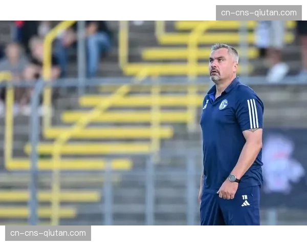 特写:终场哨响,沙尔克04主帅与教练组激动相拥庆祝关键胜利 特写:终场哨响,沙尔克04主帅与教练组激动相拥庆祝关键胜利