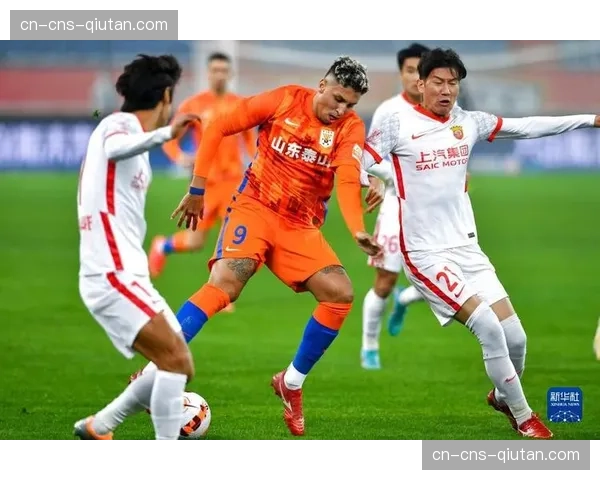 山东泰山0-0战平上海海港，双方低位防守均未出错。