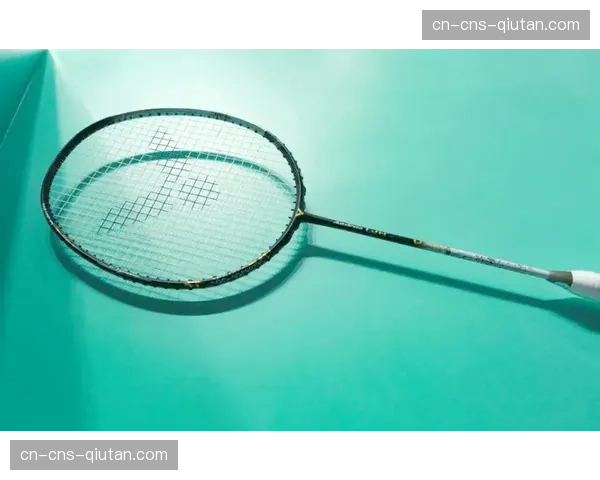 器材演变史：从木拍到碳纤维，科技如何重塑羽毛球运动